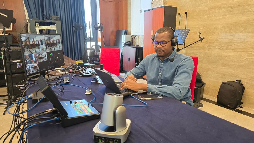 Un membre de l’équipe CISTRA en régie audiovisuelle