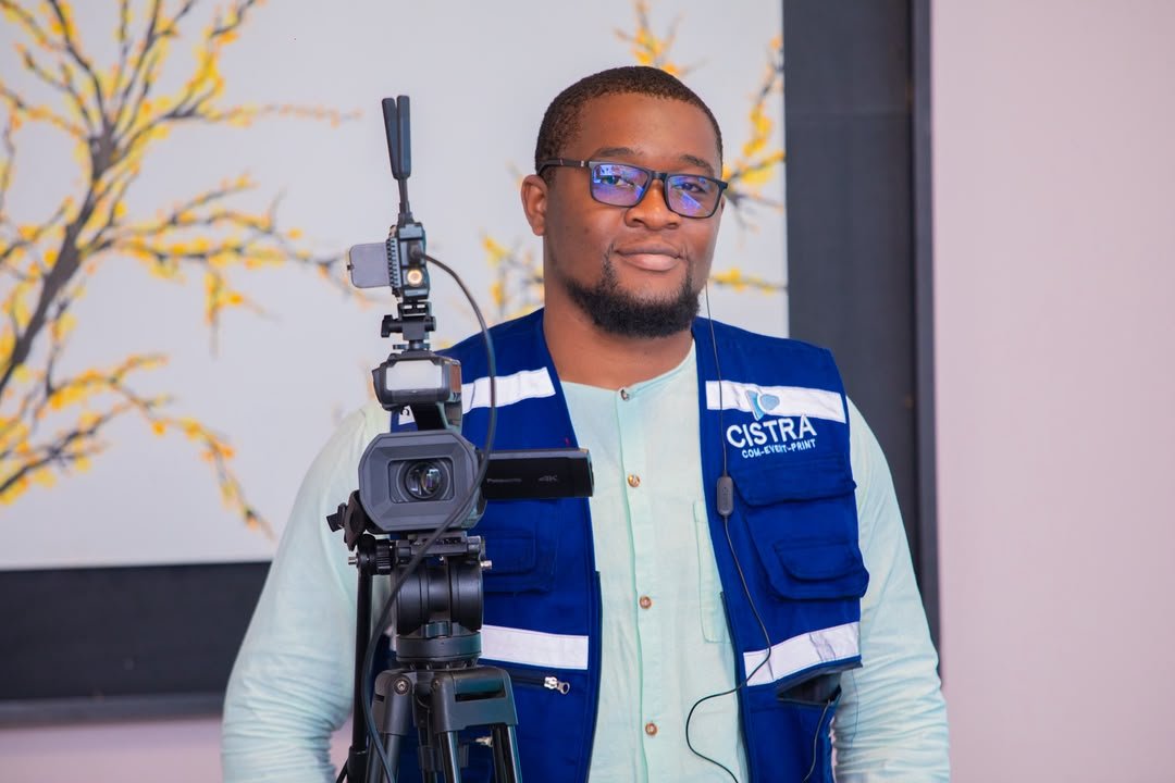 Un professionnel de l’équipe CISTRA avec une caméra de tournage